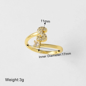 Detail van gouden ring letter S met zirkonia, hoogte 11 mm en een binnendiameter van 17 mm