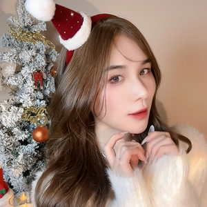 Mannequin portant un joli serre-tête bonnet de Noël floqué avec un détail de pompon