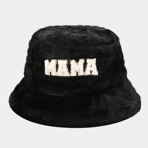 Dettaglio del cappello alla pescatora in peluche nero con toppa con lettere MAMA bianche