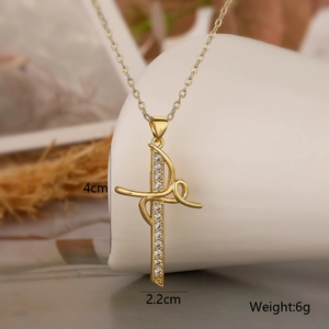 Vue détaillée du pendentif croix plaqué or 18 carats avec zircons et mesures
