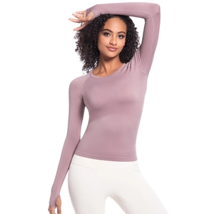 Dettaglio del top sportivo color malva con asole per i pollici e tessuto a maglia