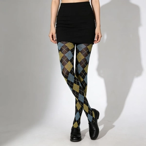 Détail du collant rétro à motif de losanges bleus et jaunes au design classique argyle