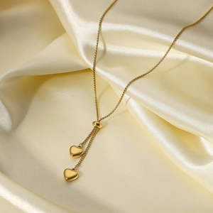 Collana a Y dorata in acciaio inossidabile con due ciondoli a cuore su seta