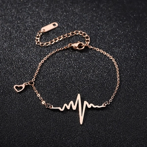 Roségoldenes Armband aus Titanstahl mit Herz und EKG-Wellenform für Damen