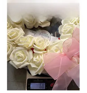 Vue détaillée d'une couronne de roses blanches artificielles pesée sur une balance