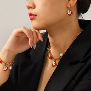 Gros plan d'un ensemble de bijoux de Noël élégant avec collier et boucles d'oreilles