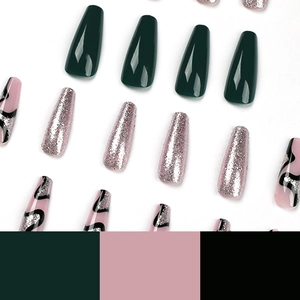 Faux ongles ballerine longs avec lignes vert foncé et paillettes roses scintillantes
