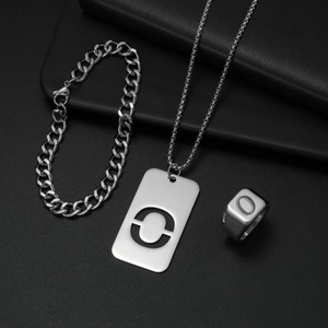 Makroaufnahme von Silberschmuck-Set aus Edelstahl mit O-Anhänger und passendem Ring
