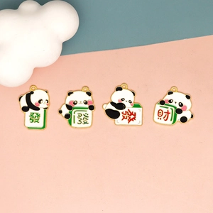 Détail de pendentifs panda mahjong avec caractères Fa et Cai pour bijoux DIY créatifs