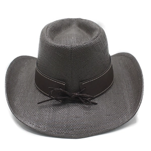 Détail d'un chapeau de cow-boy tressé avec une bande en cuir marron et des surpiqûres