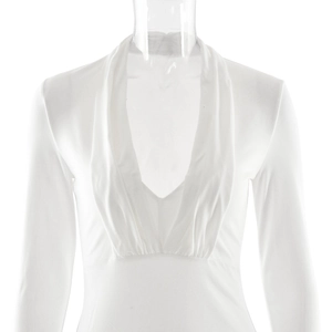 Détail du décolleté en V plongeant et plis drapés élégants sur robe de soirée blanche