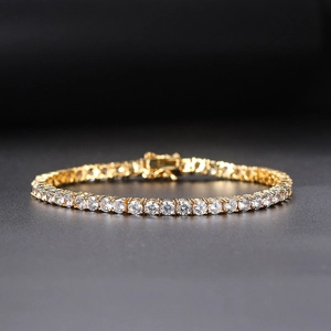Classico bracciale tennis placcato oro con una fila di zirconi brillanti dal taglio rotondo