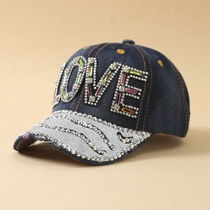 Vue détaillée de l'inscription LOVE en strass brillants sur une casquette en jean