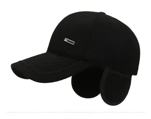 Detailansicht der Winter-Baseballkappe mit Ohrenklappen und Metallverzierung