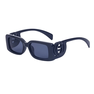 Fashionable black rectangular sunglasses with iconic interlocking double G metal temple hinge