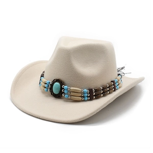 Détail d'un chapeau de cowboy en feutre avec bandeau ethnique en turquoise et perles