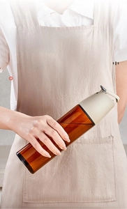 Nahaufnahme des ergonomischen Griffs der bernsteinfarbenen Glas-Ölflasche mit Ausguss