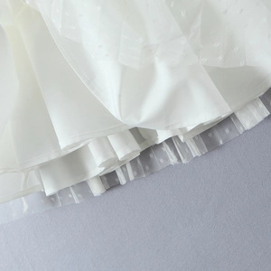 Robe blanche élégante avec des couches de tulle à pois et un tissu respirant