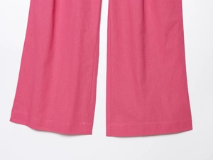 Détail de l'ourlet du pantalon en mélange de lin rose avec double couture de précision