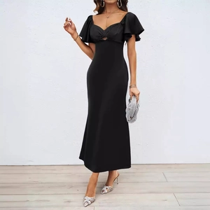 Elegante abito lungo nero con scollo a cuore, orlo a sirena e maniche a volant