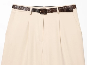 Détail du pantalon kaki taille haute avec boucle de ceinture en serpent marron foncé