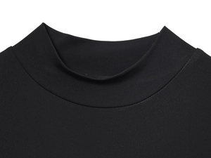 Détail d'un haut en tricot noir montrant le col montant et la texture fine du tissu