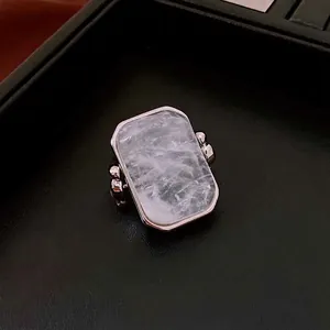 Statement Ring mit quadratischem Stein in Eis-Optik und edler schwarzer Schmuckschatulle