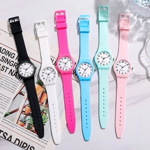 Vue à plat de montres à quartz colorées avec bracelets en silicone lumineux et cristaux