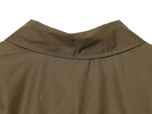 Detail view of the olive green poplin shirt collar with high-quality double stitching