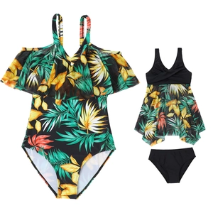 Maillots de bain assortis mère et fille avec imprimé tropical et volants sur fond blanc