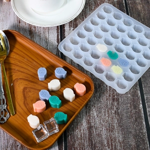 Detalle del molde de silicona de 42 cavidades con chocolates y dulces en forma de pez