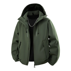 Details der armeegrünen Outdoor-Jacke mit wasserdichtem Stoff und Reißverschlusstaschen