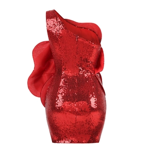 Détail de paillettes rouges et de volants sur une mini-robe à une seule épaule
