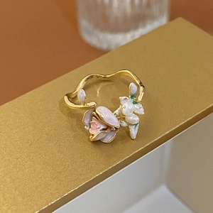 Detalle macro de anillo de rosa bañado en oro con perla de agua dulce y esmalte fino
