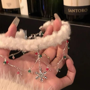 Choker de Noël élégant en peluche blanche avec flocon argenté et perles colorées