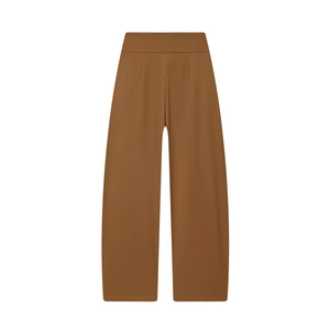 Detailansicht der braunen Faltenhose mit hoher Taille und einem breiten Taillenbund