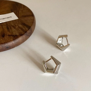 Detailed close-up of S925 sterling silver pentagonal hoop earrings with polished finish