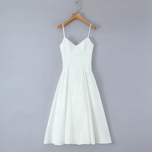 Détail d'une robe blanche à bretelles avec décolleté en V et coupe évasée en A