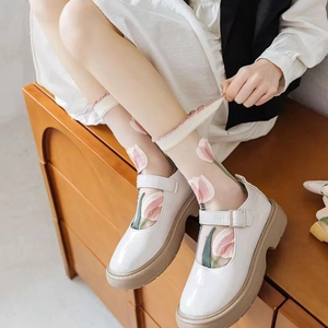 Chaussettes transparentes avec motif tulipe et bordure dentelle avec chaussures Mary Jane