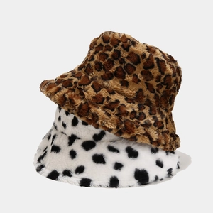 Dettaglio di cappelli bucket in ecopelliccia con stampa leopardata e macchie nere invernali