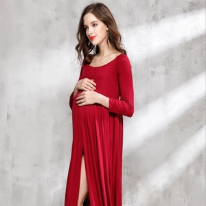 Robe de maternité rouge élégante à manches longues avec fente pour photo