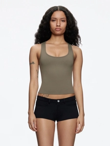 Débardeur vert olive à col carré avec dos nageur et mini short de fitness noir
