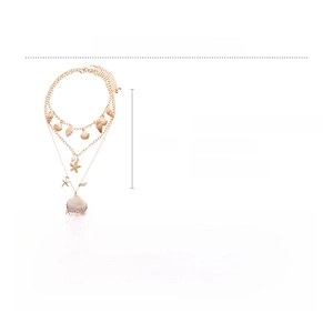 Collier marin à trois couches dorées avec détails de coquillages et d'étoiles de mer