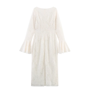 Elegantes weißes Spitzenkleid mit Glockenärmeln und enger Passform auf weißem Hintergrund
