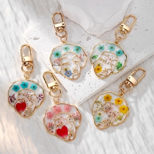 Keychain Golden Metal Abstract Face Outline Resin Real Dried Flower Pastoral Artistic Accessory