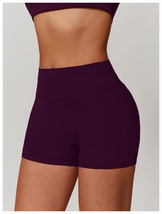 Détail du short de yoga taille haute violet foncé montrant la coupe sans couture et liftant