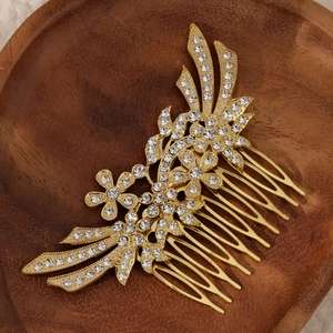 Luxuriöser goldener Haarkamm mit Blumen und Strasssteinen für Brautfrisuren-Styling