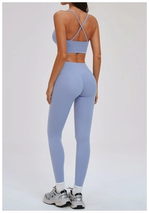 Détail de la brassière de yoga croisée et du legging à taille haute avec coutures en V