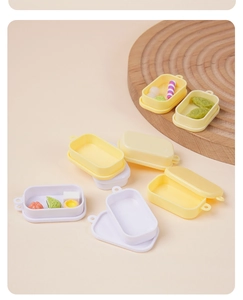 Detailansicht der rechteckigen Mini-Lunchboxen mit bunten Puppenhaus-Essensmodellen