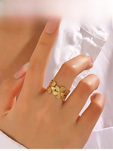 Détail d'une bague en acier inoxydable plaqué or 18 carats avec motifs de fleurs à pétales